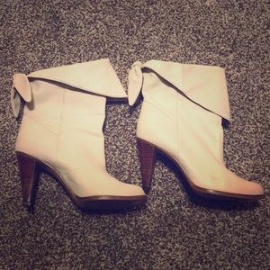 Vintage Nine West (9West) Ivory Booties